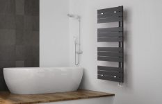 Deltacalor-scaldasalviette-idraulico-Flag-scaled-768x495-1